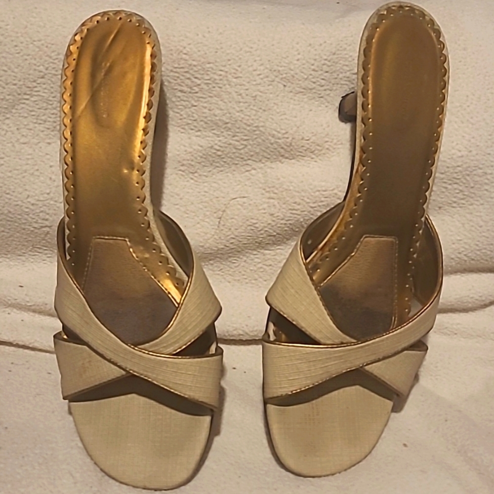 Taupe kitten heel